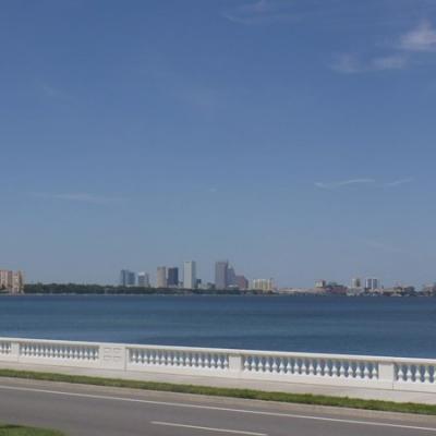 Tampa városkép a Bayshore Blvd.-ról