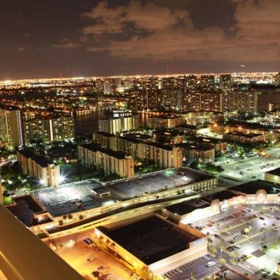 Miami éjszakai fényben